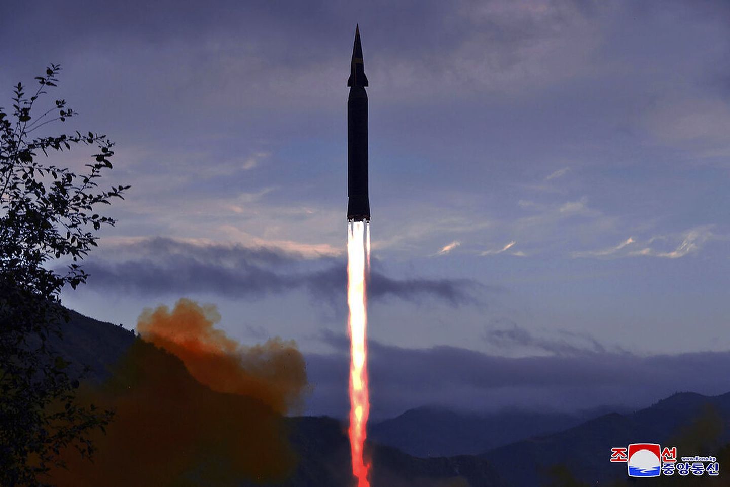 朝鲜9月28日早上向东部海域发射的不明飞行器后，朝中社称平壤当天试射新型超音速导弹。图为朝鲜政府发布的相片。（AP）