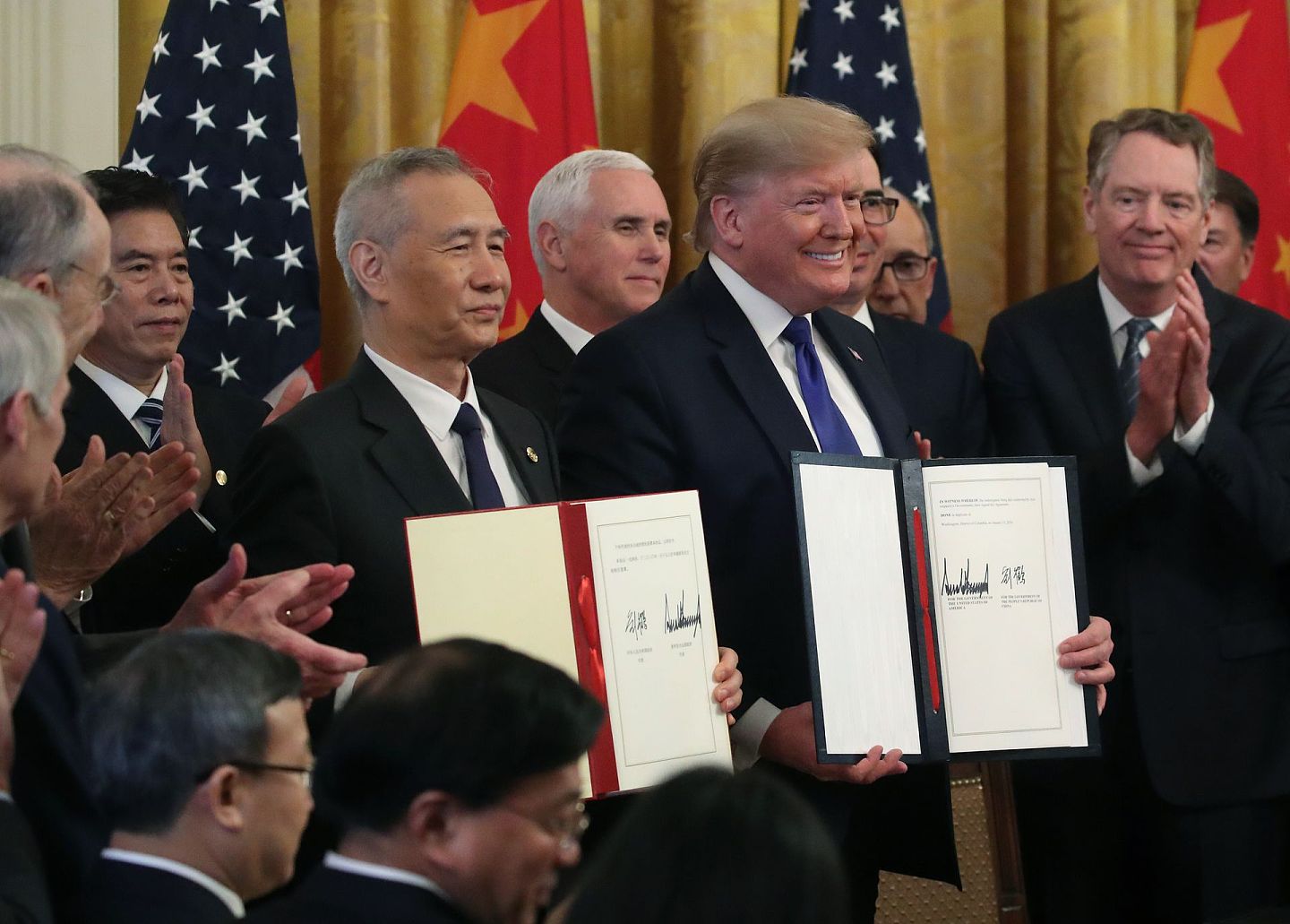 图为2020年1月15日，美国总统特朗普和中国国务院副总理刘鹤于白宫签署美中第一阶段贸易协议。（Getty Images）