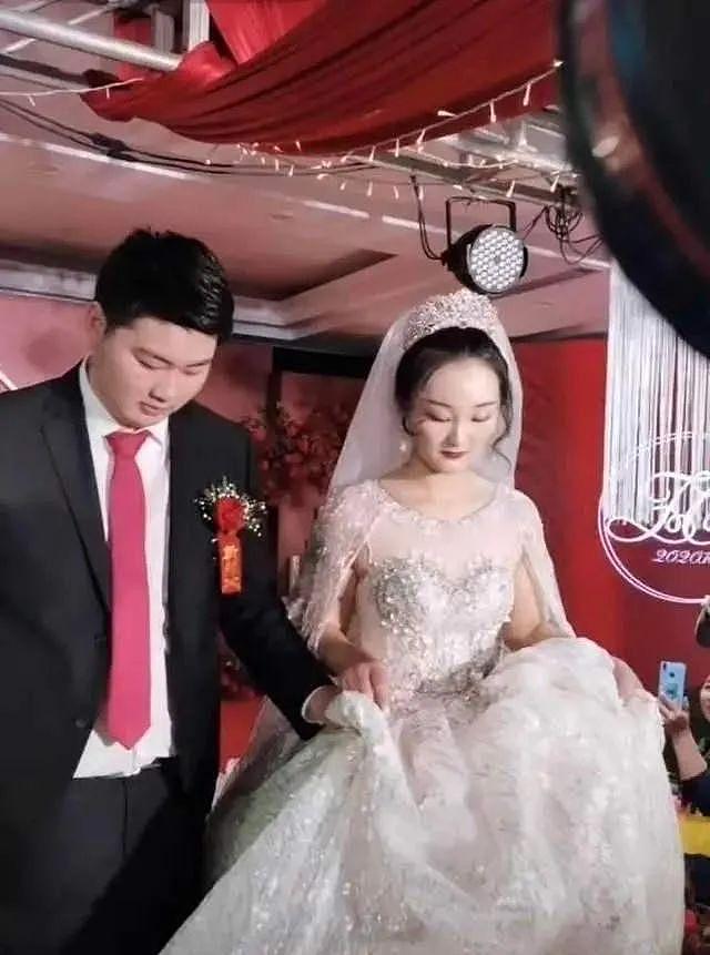 “大衣哥”儿媳嫌弃初中肄业丈夫：婚后1年不工作，目前二人已暂时分开（组图） - 3