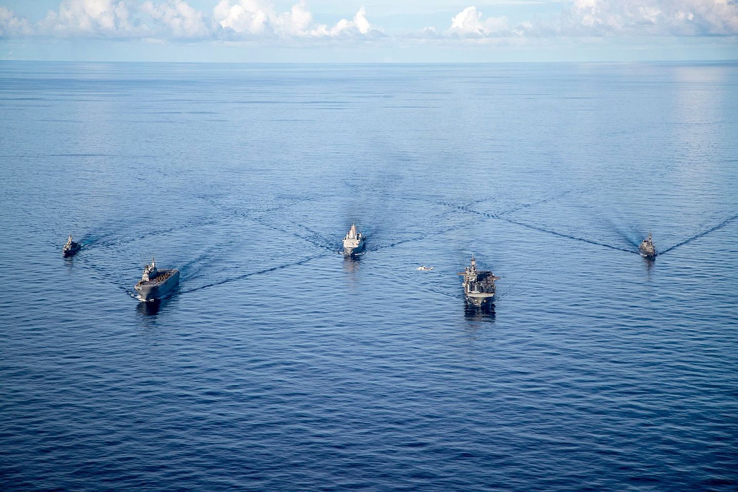 美国日本澳大利亚三国军舰共同参与美国领导的“2021年全球大规模演习”（ LSGE 21）。（Facebook@U.S. Pacific Fleet）