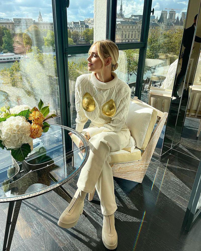Chiara穿着Schiaparelli秋冬系列的米白色羊毛手工编织高领衣，胸前...