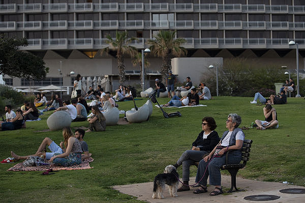 ▲▼以色列疫情，以色列民众2021年4月在草坪上欣赏夕阳。 （图／达志影像／美联社）