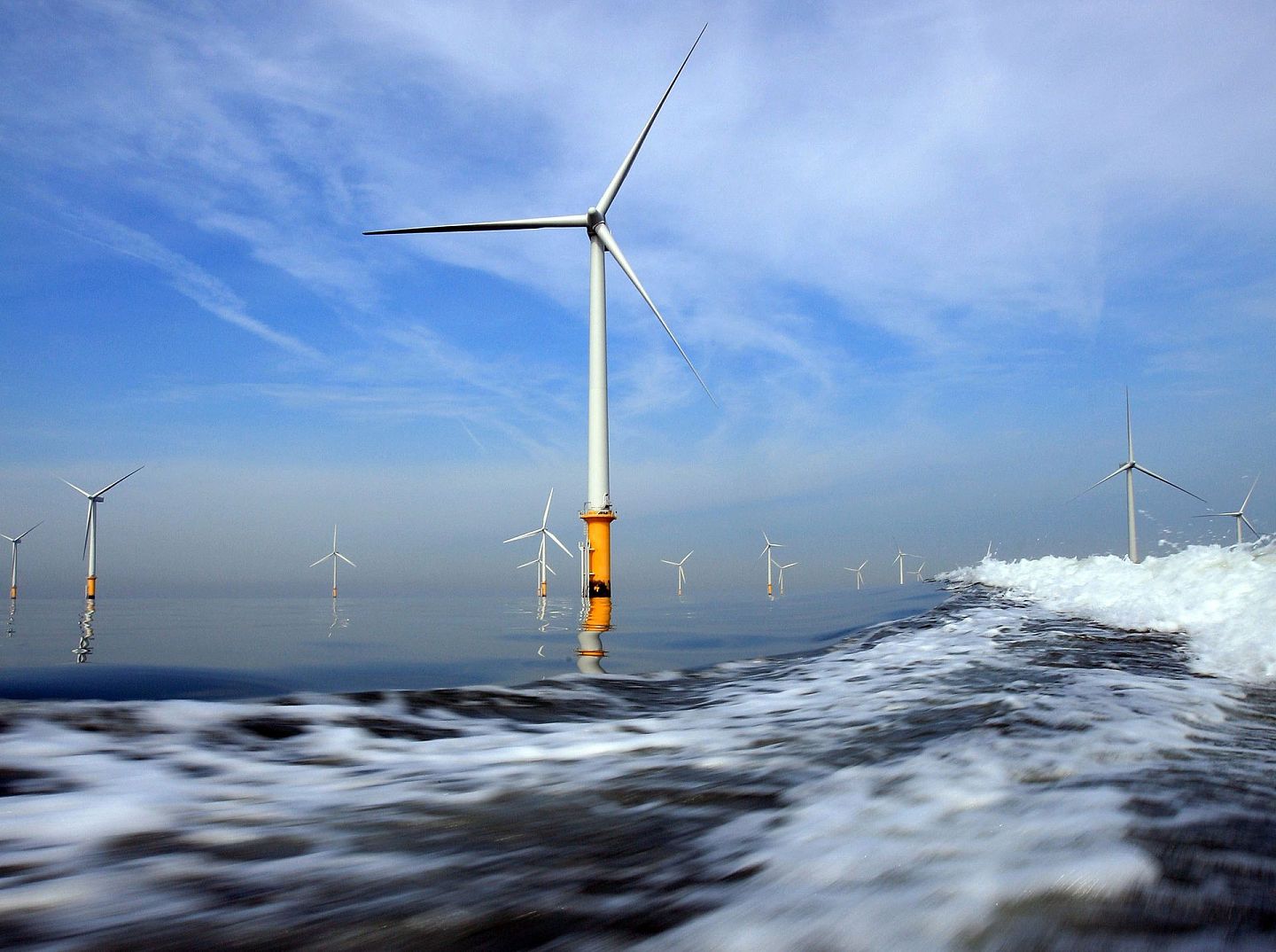 一个位于英国利物浦市附近海域的海上风电场，该风电场共有25个风机。（Getty）