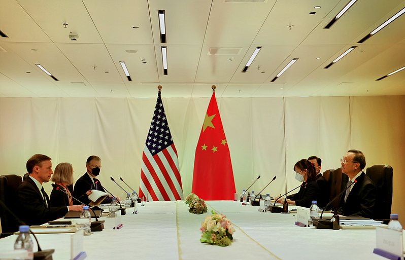 美中高层进行谈判的桌子，不是酒店提供的，而是从中国驻瑞士大使馆借来的。(新华社)