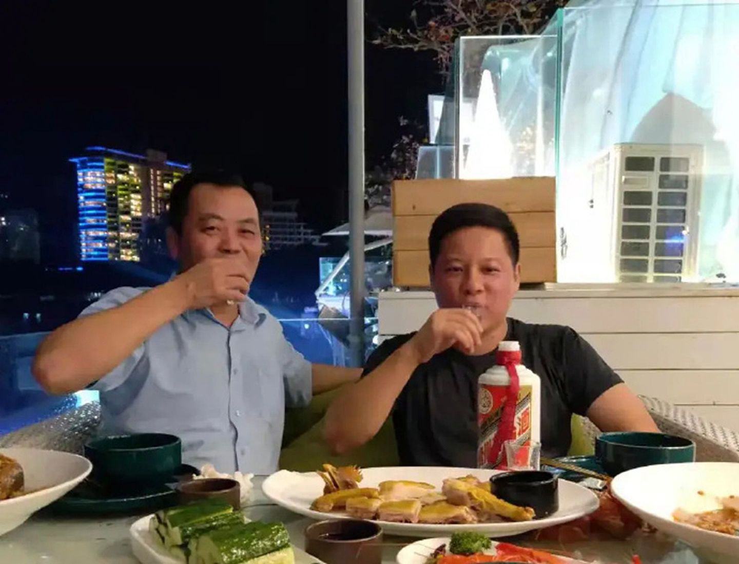 事件发生后，罗昌平（右）与好友喝酒的照片流出。（微博@地瓜熊老六）