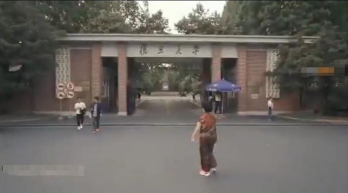 复旦大学不雅视频！女子脱衣逛校园：姑娘，公共场合请穿好你的衣服（组图） - 5