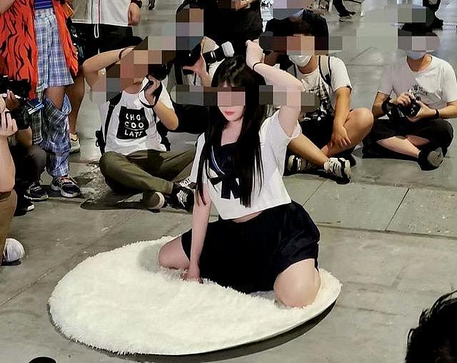 复旦大学不雅视频！女子脱衣逛校园：姑娘，公共场合请穿好你的衣服（组图） - 9