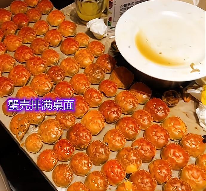 别小看女人！安徽6个女孩自助餐吃螃蟹，154只蟹壳排满桌面（组图） - 1