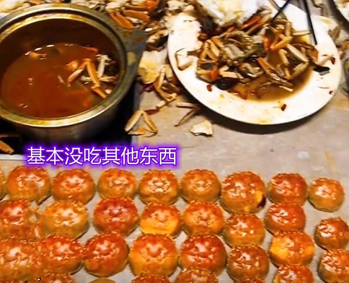 别小看女人！安徽6个女孩自助餐吃螃蟹，154只蟹壳排满桌面（组图） - 3