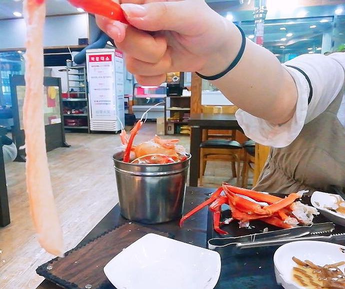 别小看女人！安徽6个女孩自助餐吃螃蟹，154只蟹壳排满桌面（组图） - 4