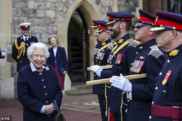 95岁英国女王重返温莎城堡，罕见穿深色外套，却涂上了艳丽的腮红（组图） - 1