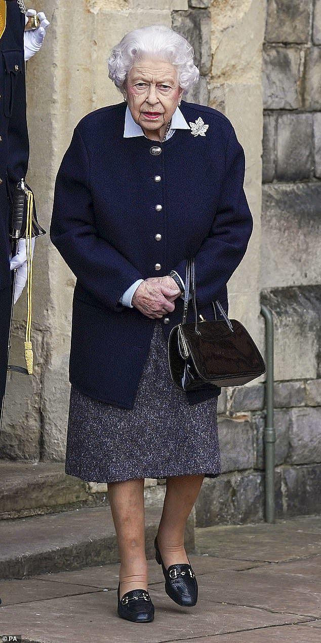 95岁英国女王重返温莎城堡，罕见穿深色外套，却涂上了艳丽的腮红（组图） - 2