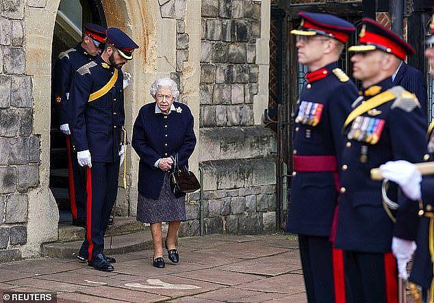 95岁英国女王重返温莎城堡，罕见穿深色外套，却涂上了艳丽的腮红（组图） - 5