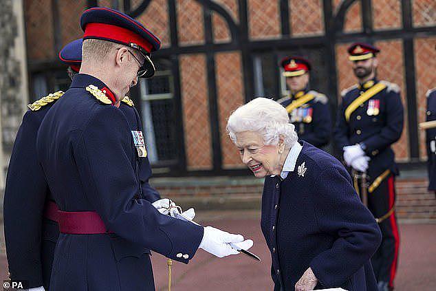 95岁英国女王重返温莎城堡，罕见穿深色外套，却涂上了艳丽的腮红（组图） - 4