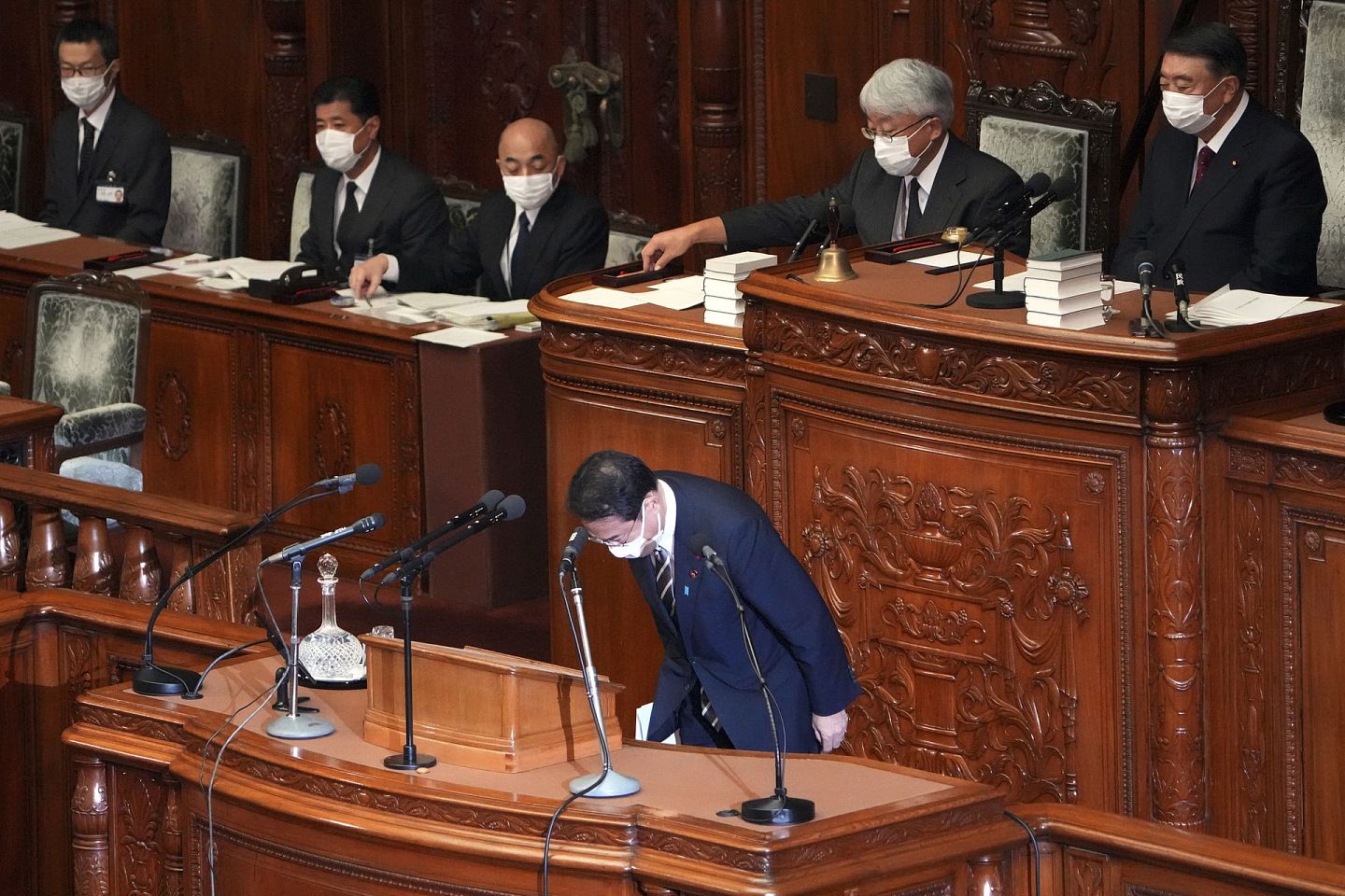 2021年10月8日，日本首相岸田文雄在东京国会众议院全体会议上发表了就任后的首次施政演说，在演讲结束后向全体鞠躬。（AP）