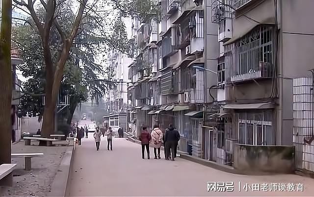 中国一女大学生因爱精神失常，和街边50岁流浪汉生孩子，母亲得知后崩溃（组图） - 3