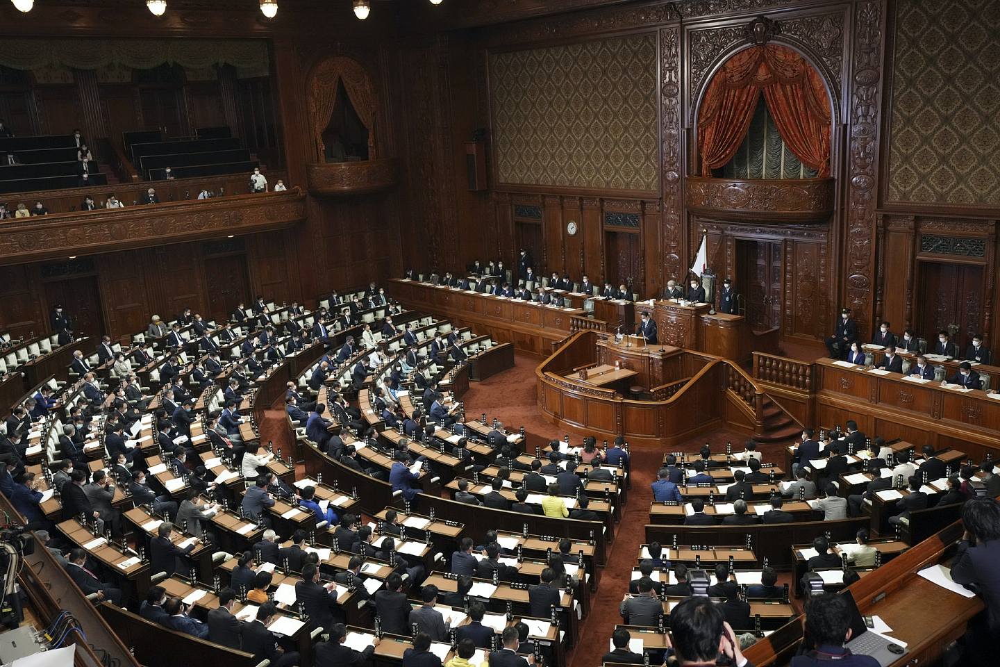2021年10月8日，日本首相岸田文雄在東京舉行的國會眾議院全體會議上發表了就任後的首次施政演說。（AP）