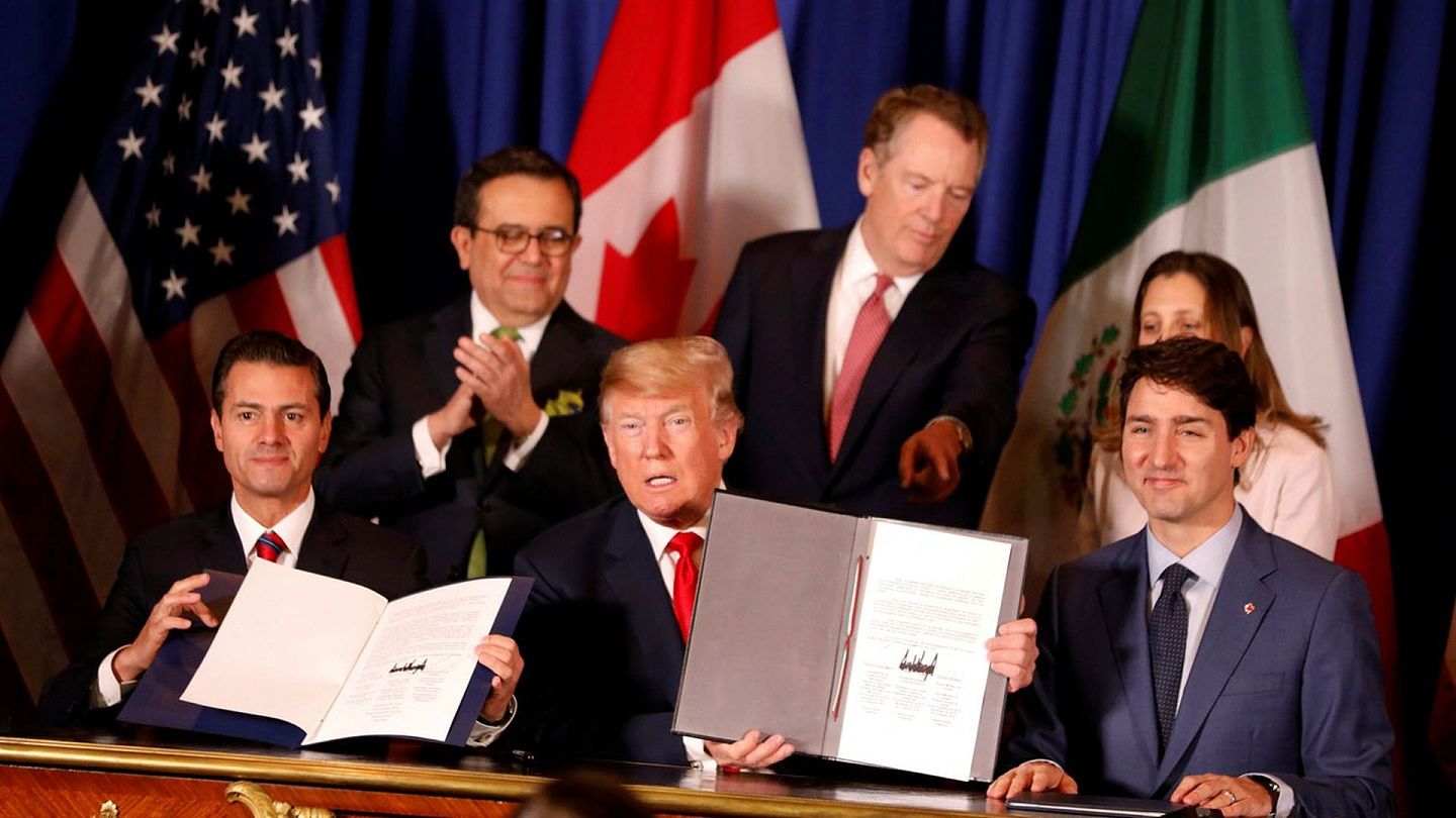 2018年阿根廷G20峰会开幕前，加拿大总理特鲁多（右）、美国总统特朗普（中）、墨西哥时任总统涅托（左）签署《美墨加协定》；协议当时仍未通过各国国会。（路透社）