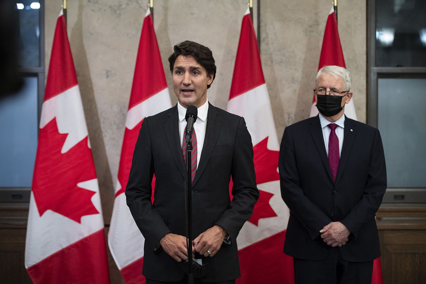 图为2021年9月24日，加拿大总理特鲁多于渥太华宣布两名被中国扣押的加拿大公民已经获释。（AP）