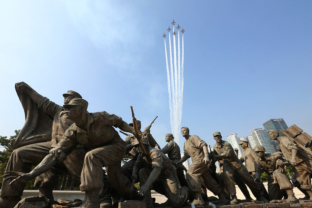 去年在韩国首尔的朝鲜战争纪念馆，特技飞行队在排练长津湖战役阵亡将士纪念日的表演。