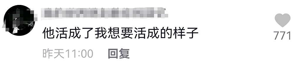 王思聪疑与女伴穿情侣装！踩近6万元鞋吃路边摊，鼻梁创可贴吸睛