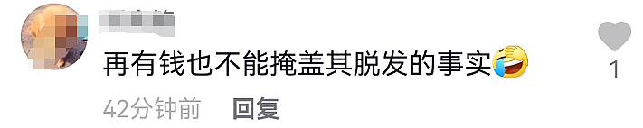 王思聪疑与女伴穿情侣装！踩近6万元鞋吃路边摊，鼻梁创可贴吸睛