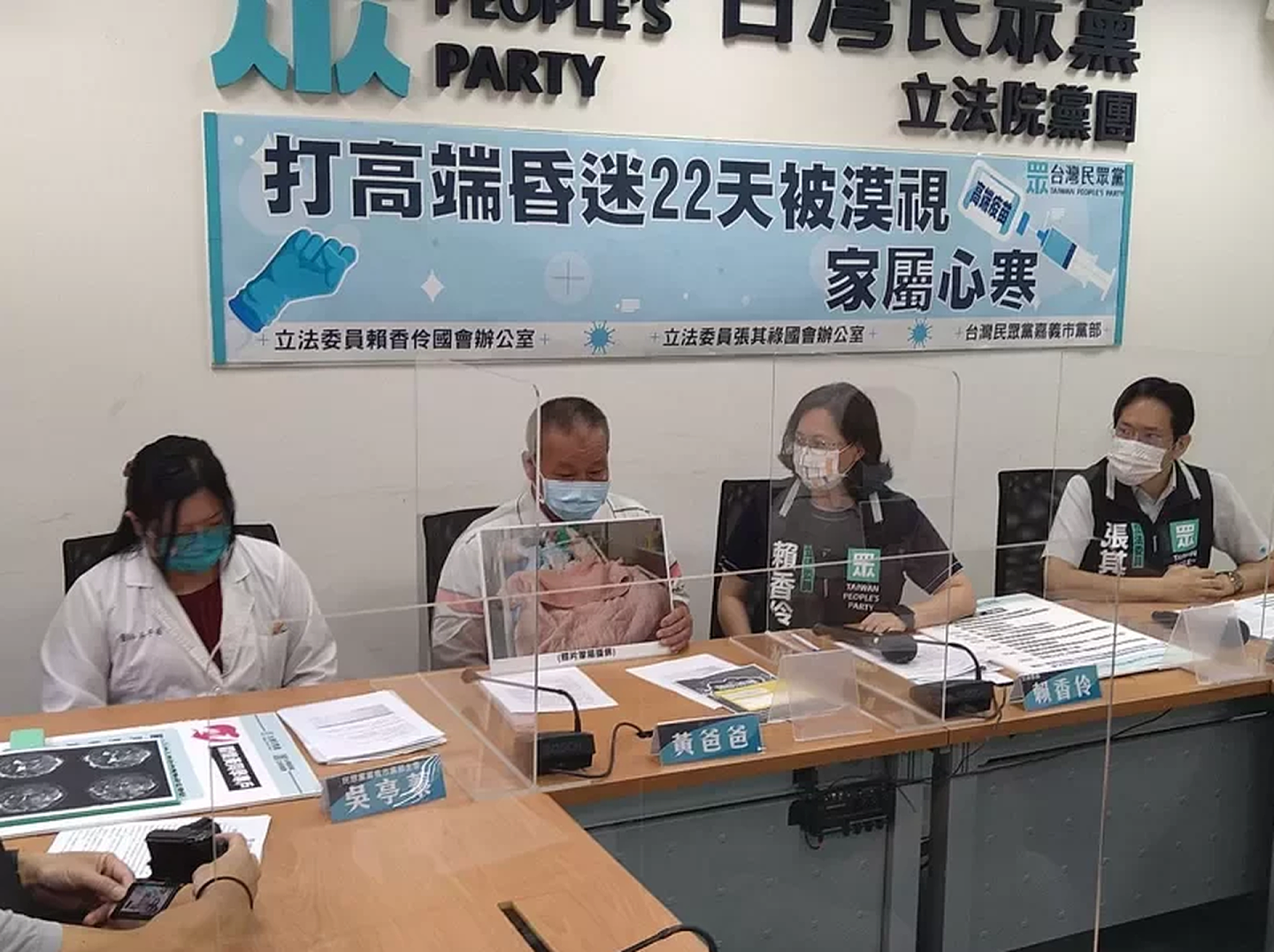 黄同学父亲在记者会中泪诉：“高端疫苗把人民当白老鼠在实验，太可恶！政府单位一通电话也都没打来关心，把人民当什么？”（联合报授权使用／记者吴亮贤摄）