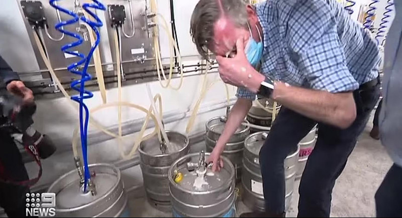 尴尬！新州州长开酒桶时被射一脸，酒吧员工连忙打圆场...（视频/组图） - 2