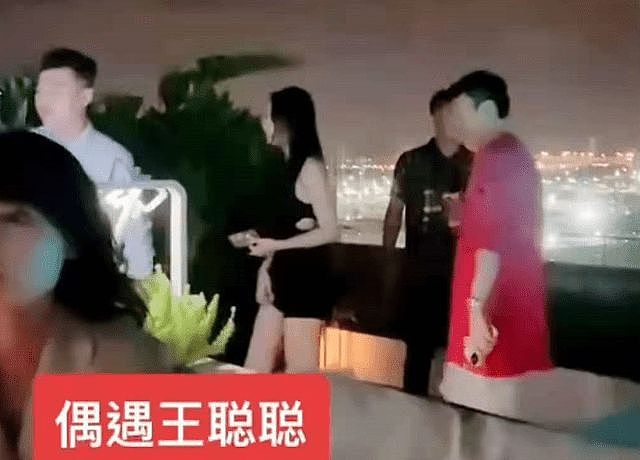 王思聪疑与女伴穿情侣装！踩近6万元鞋吃路边摊，鼻梁创可贴吸睛（组图） - 22