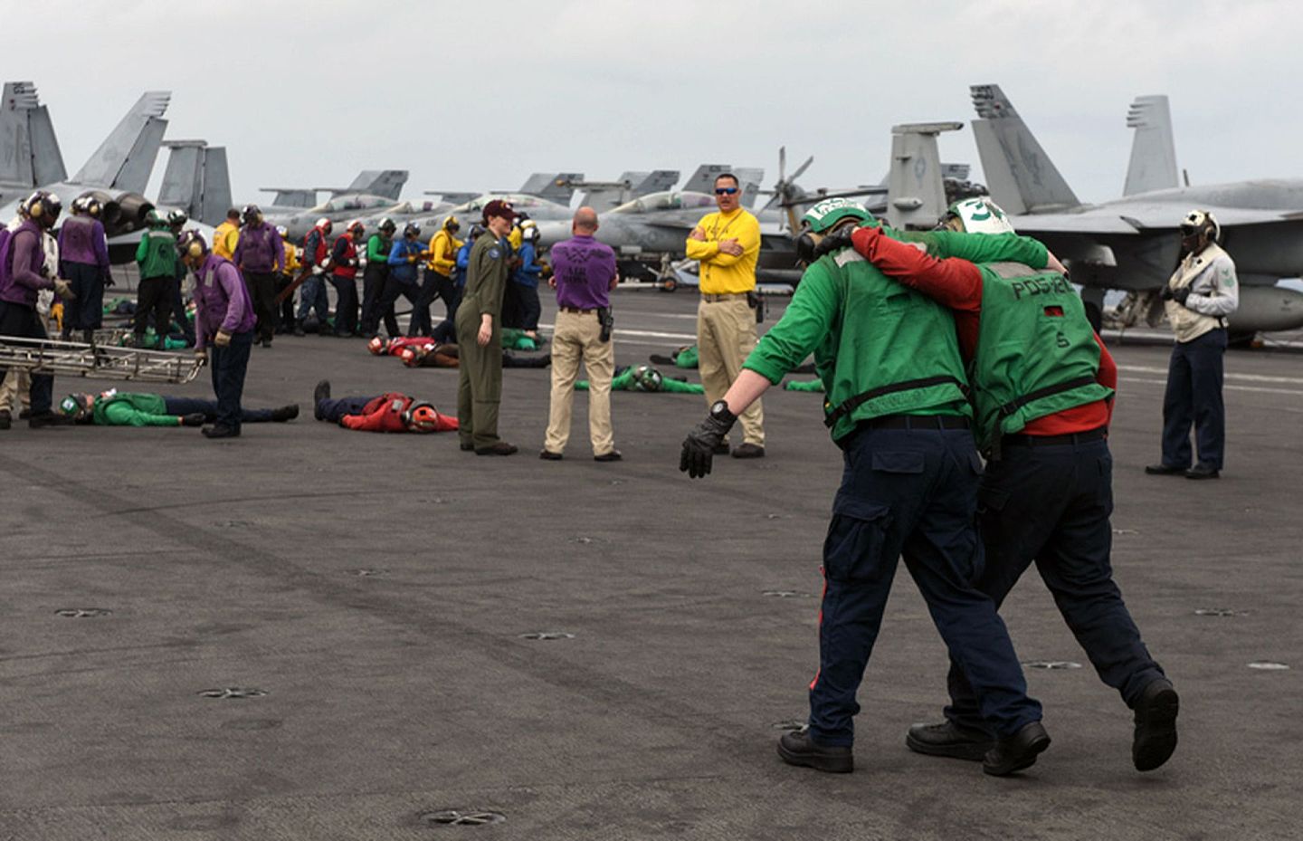 美军演练在航母遭受打击后的应对。（U.S. Navy）