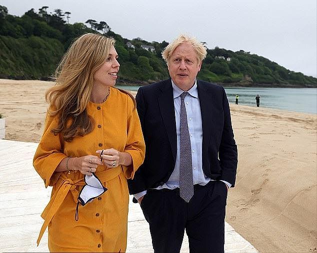 英国首相带妻儿出国度假！夫人挺8个月孕肚，儿子金毛发型超可爱（组图） - 1