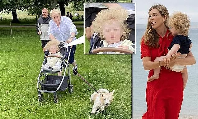 英国首相带妻儿出国度假！夫人挺8个月孕肚，儿子金毛发型超可爱（组图） - 3