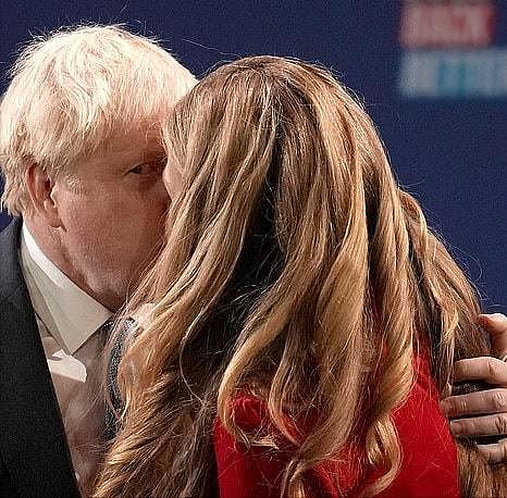 英国首相带妻儿出国度假！夫人挺8个月孕肚，儿子金毛发型超可爱（组图） - 6