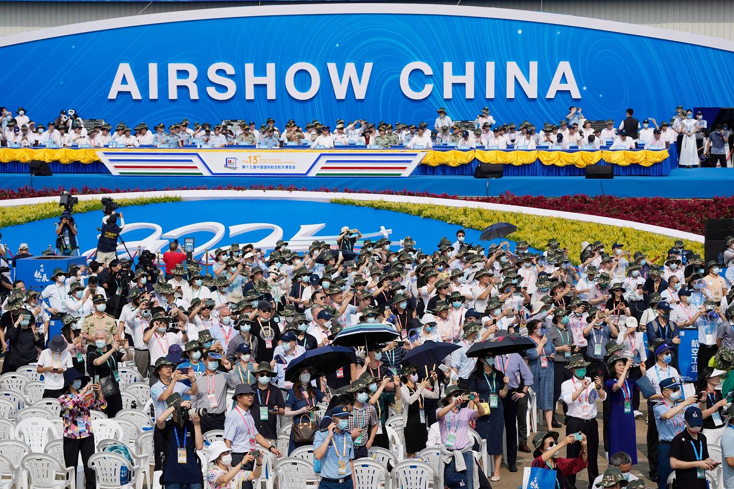 2021年9月28日，观众在第13届中国国际航空航天博览会上观看航展。（AP）