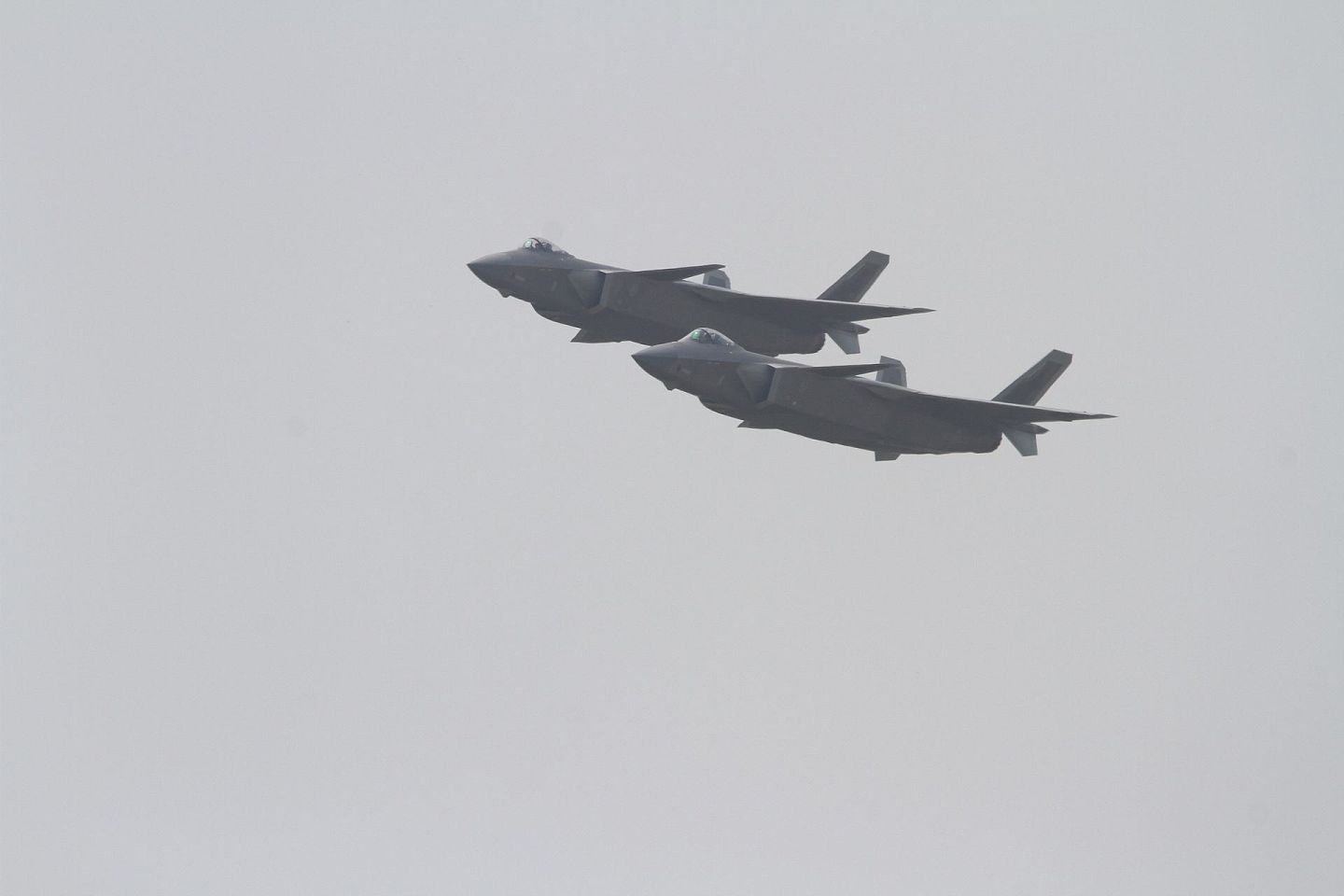 2021年9月28日，歼-20隐形战斗机双机飞行表演。 （人民视觉）