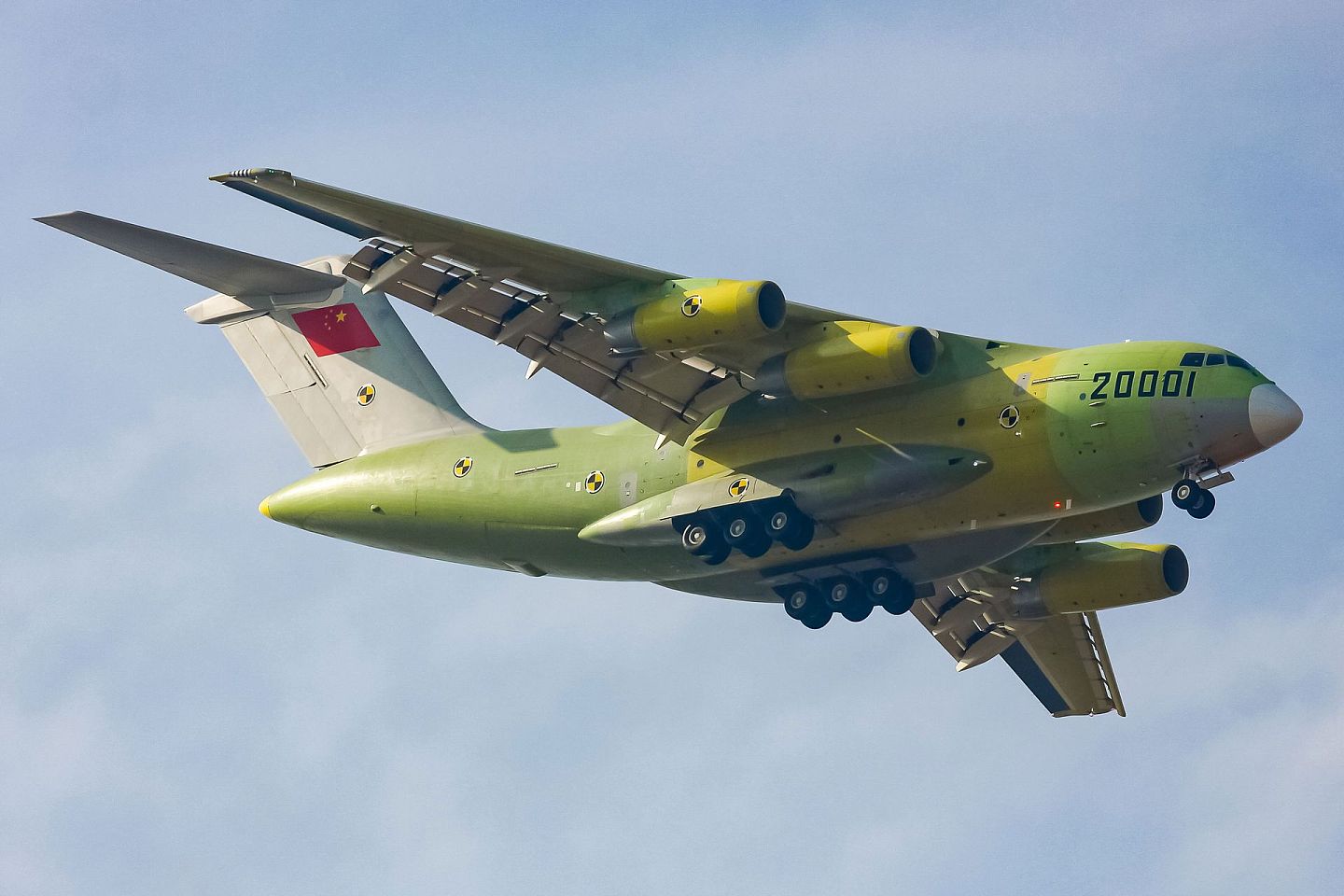 2013年1月26日，中国自主发展的运-20大型运输机首次试飞取得圆满成功。但彼时该机使用的是俄制D-30KP-2发动机。（VCG）