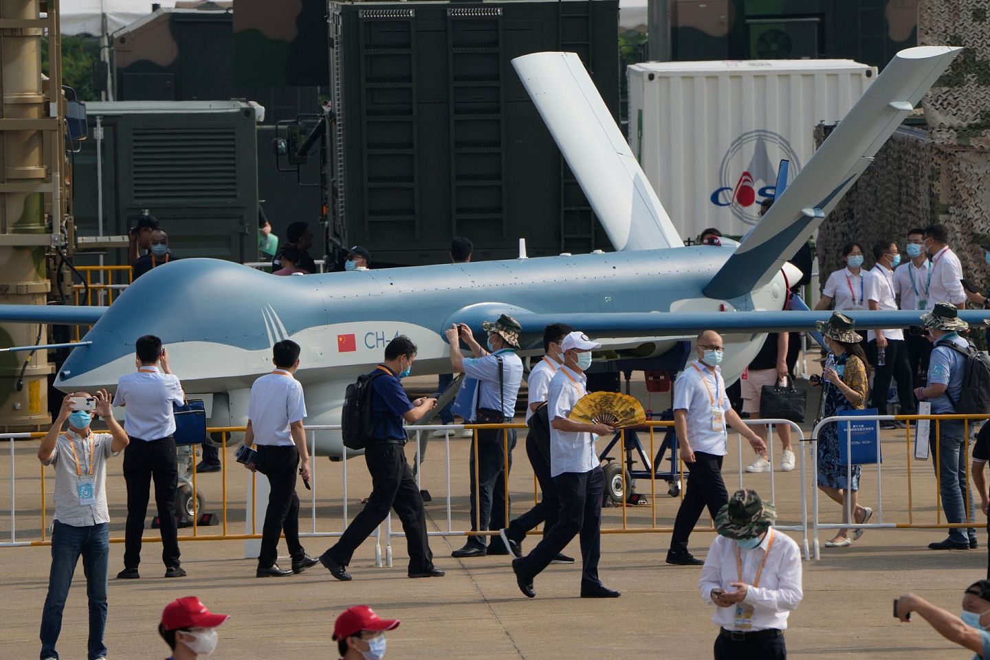 2021年9月28日，参观者从一架中国产“彩虹-4”无人机前走过。（AP）