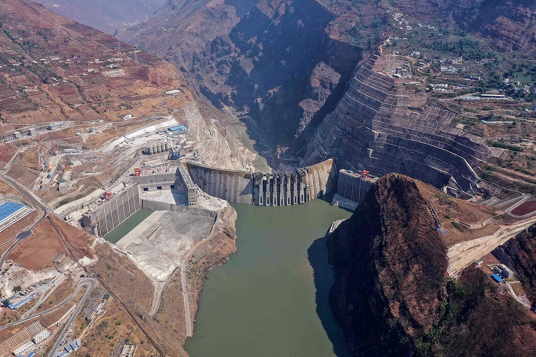 中国西南部建设中的云南白鹤滩水电站。虽然中国消耗的化石燃料比任何其他国家都多，但中国也在对清洁能源进行大量投资，并在水电、太阳能和风电领域处于世界领先地位。