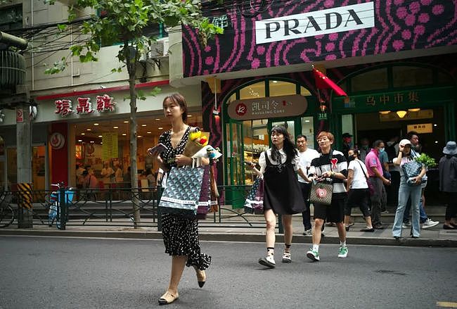 买椟还珠？上海Prada菜场外，女子一个举动让人瞠目结舌（视频/组图） - 6