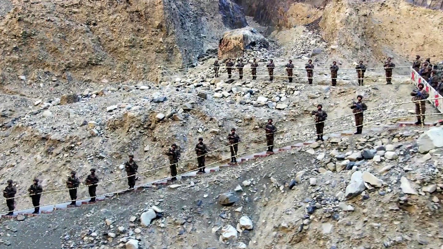 中秋节之际，新疆军区官兵在高原值勤。（中国央视军事视频截图）