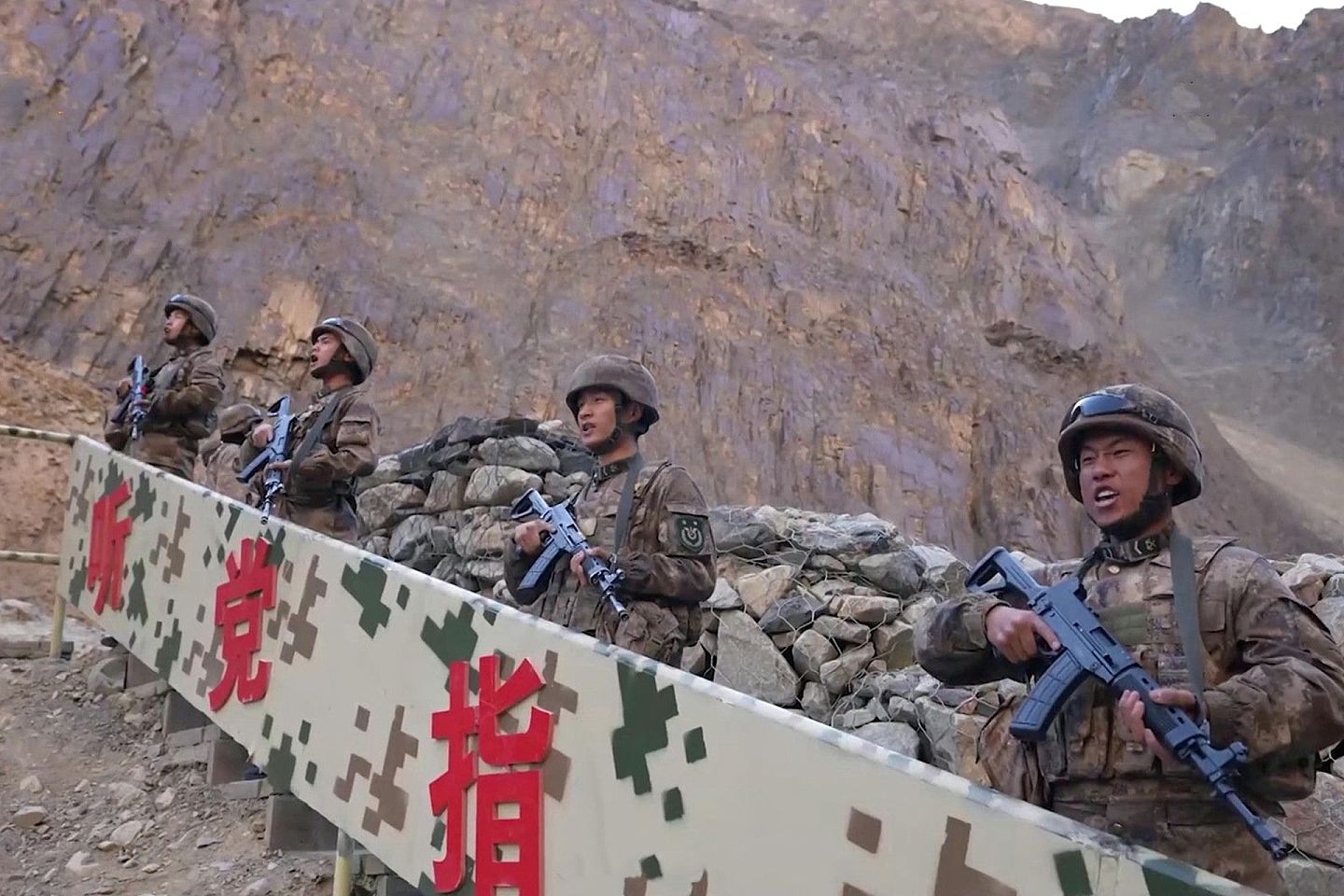 新疆军区年轻士兵中秋节在高原驻守画面。（中国央视军事视频截图）