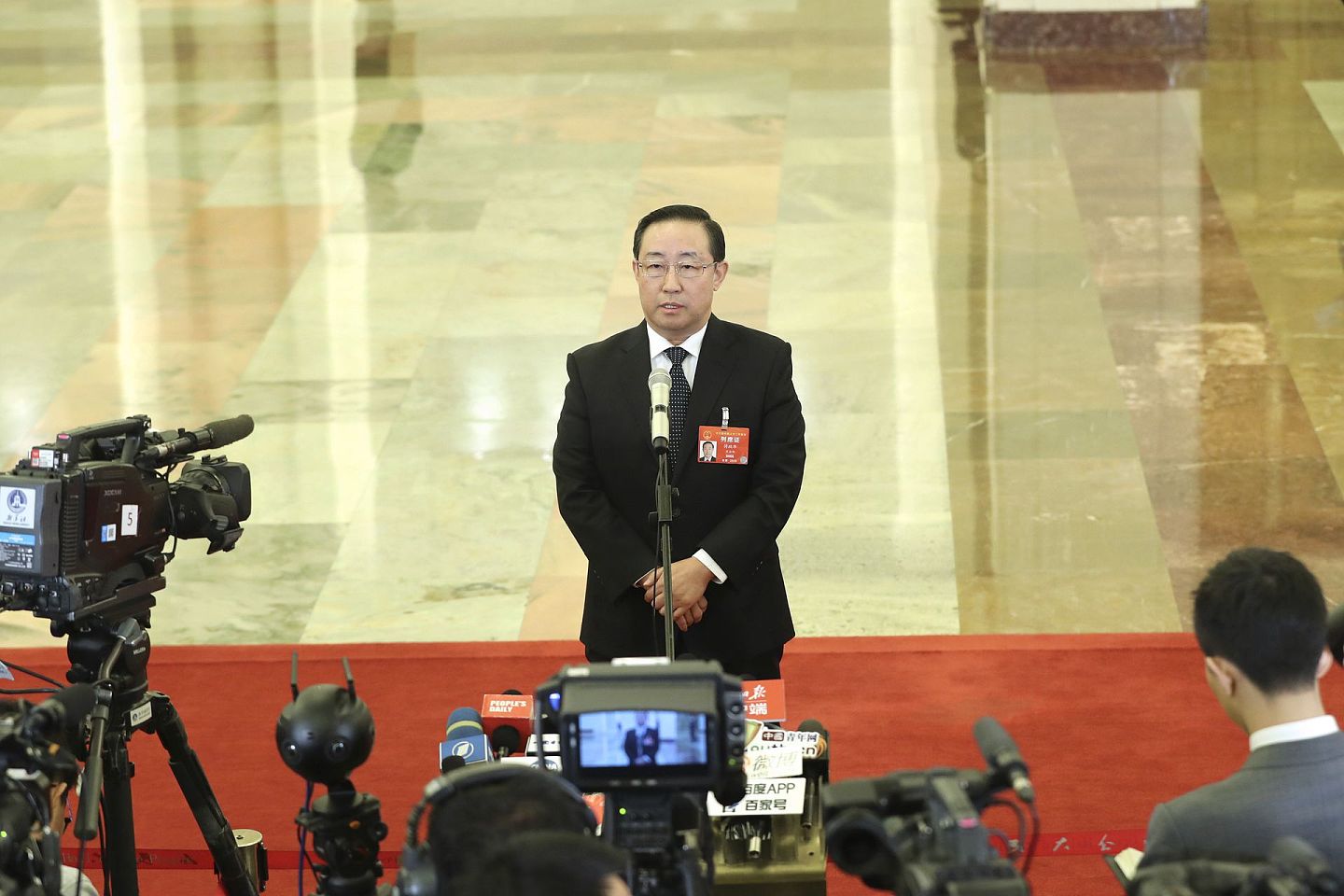 2019年3月12日，时任司法部部长傅政华在“部长通道”接受采访。（新华社）