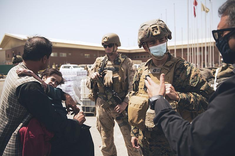 阿富汗口译员经常随美军行动，对美军帮助很大。(美联社)