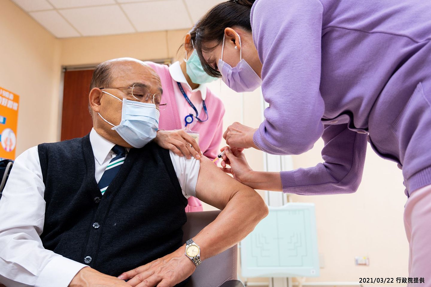 为化解阿斯利康疫苗的安全性疑虑，台湾行政院长苏贞昌3月22日带头接种疫苗，打下全台第一针。（台湾行政院供图）