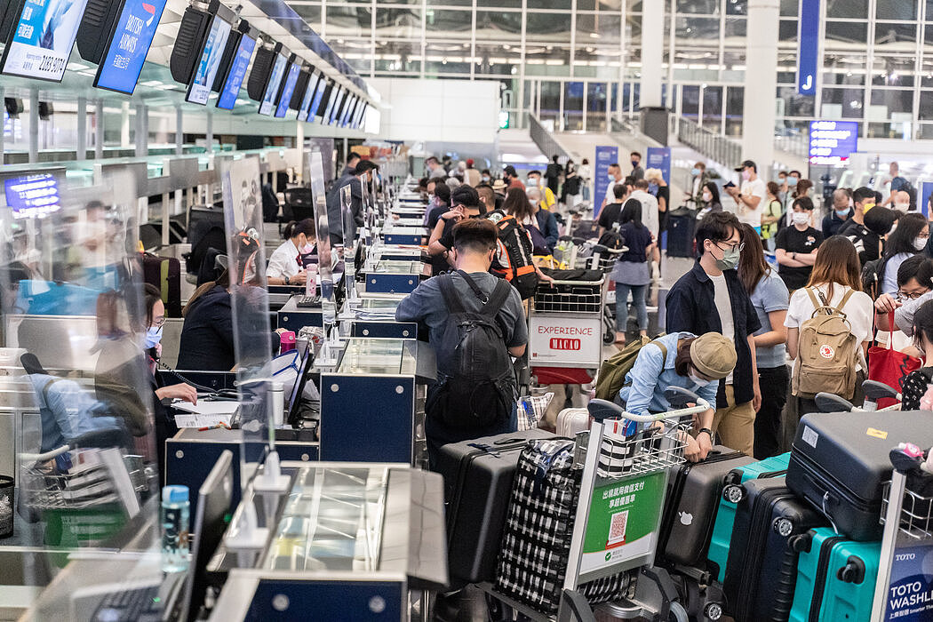 今年夏天，香港国际机场的英国航空公司值机柜台。作为对港区国安法的回应，英国向香港人提供了特殊签证。