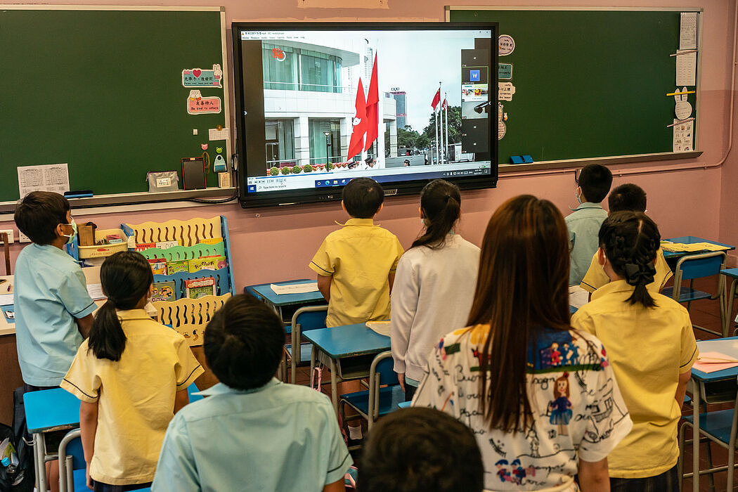 潮商学校的一个升旗仪式。香港官员已承诺从本学期开始，用内地式的“爱国主义教育”向学生灌输忠诚。