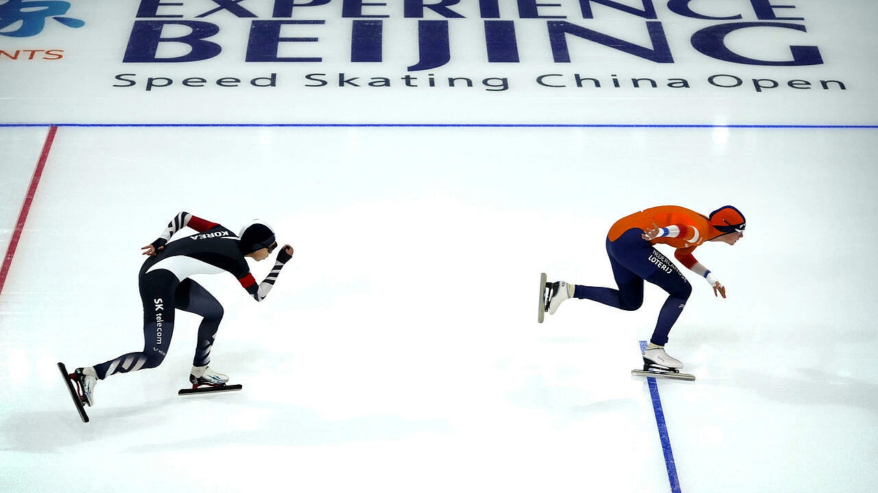 图为2021年10 月 10 日，在北京国家速度滑冰馆举行的 2022 年冬季奥运会测试项目速滑公开赛。