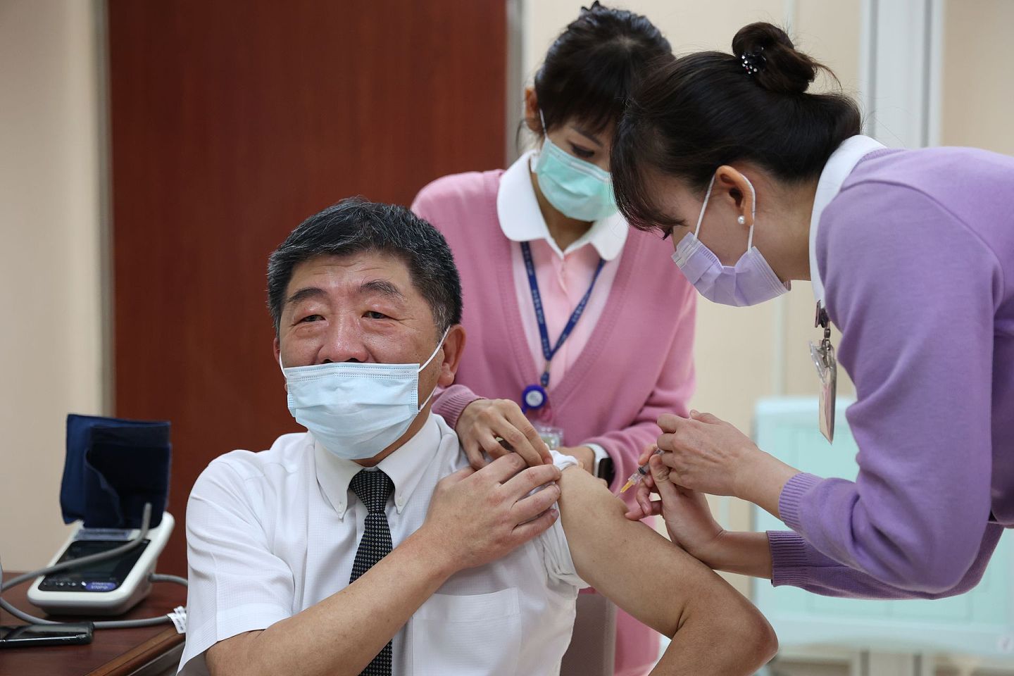 台防疫指挥官陈时中陪同台行政院长苏贞昌于3月22日带头接种疫苗。（台湾中央流行疫情指挥中心供图）