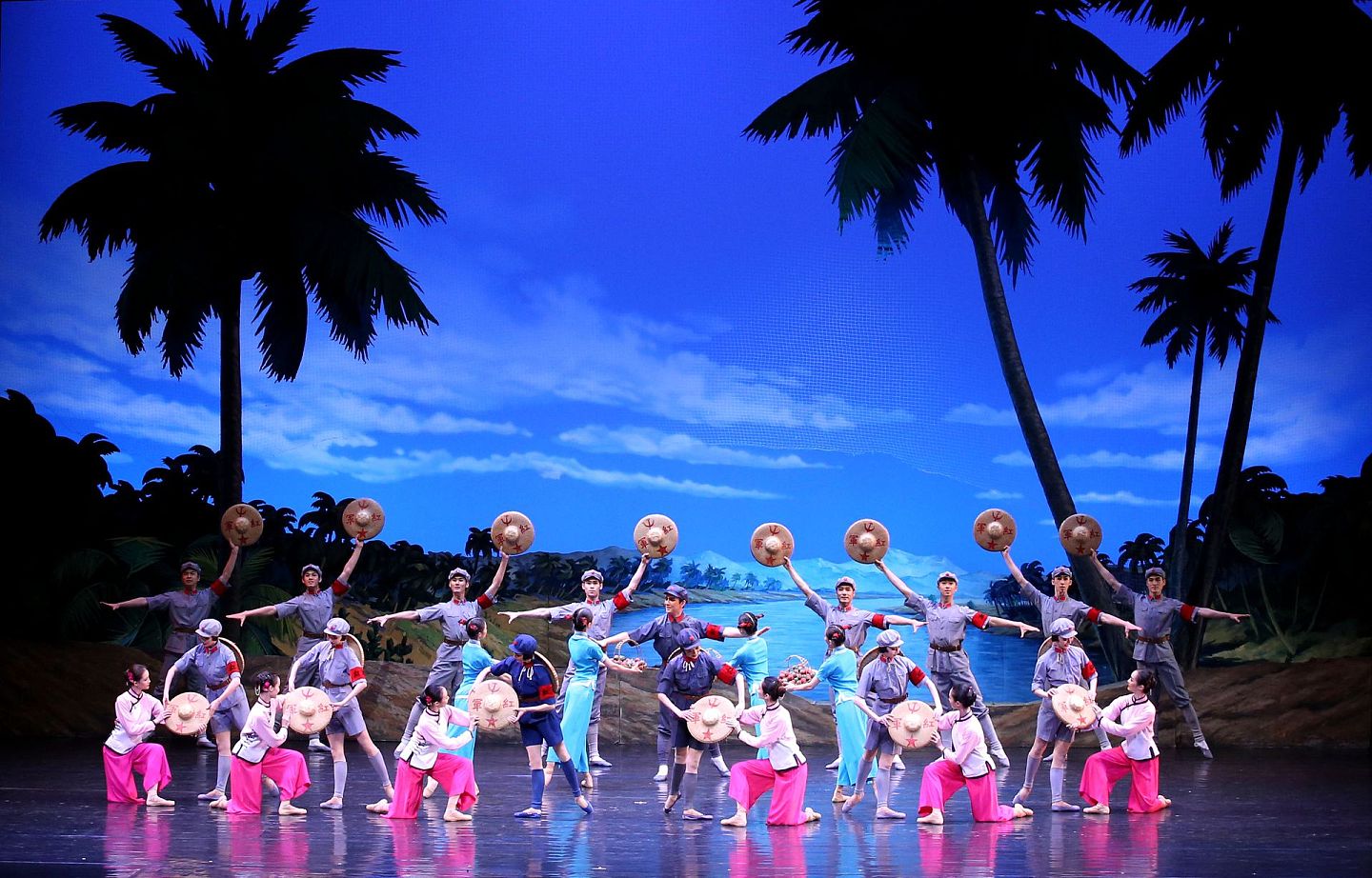 2018年4月17日，中国艺术团在平壤演出芭蕾舞剧《红色娘子军》。（新华社）