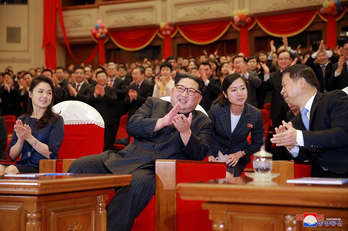 2018年4月17日，朝鲜领导人金正恩与中共中央对外联络部部长宋涛（右一）互动交流。（Reuters）